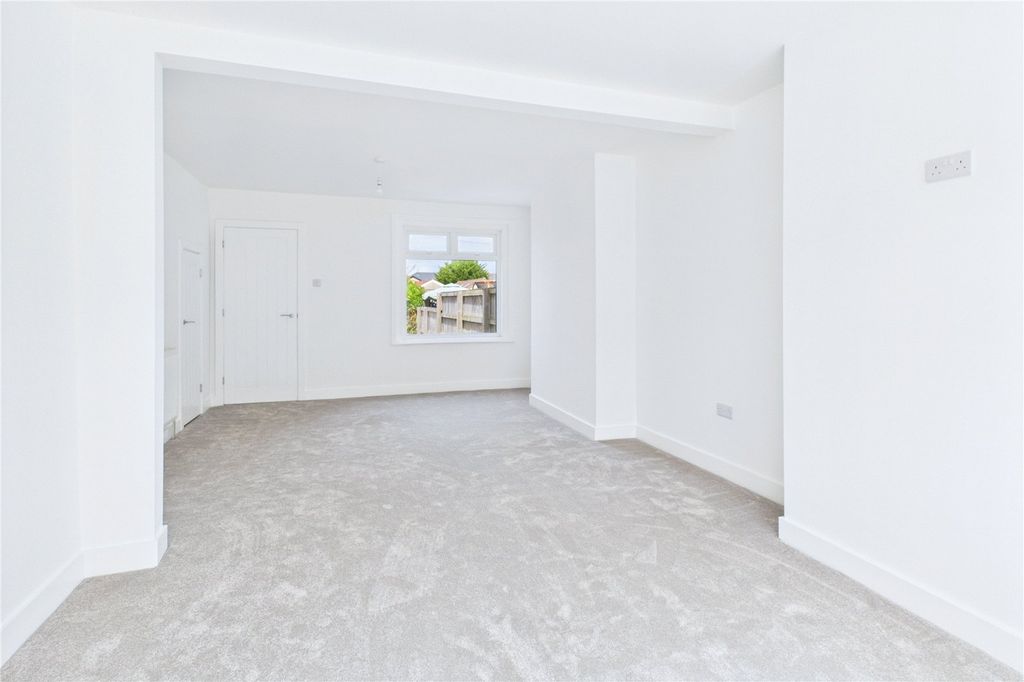 Property photo 3 of 15 Picture No. 02