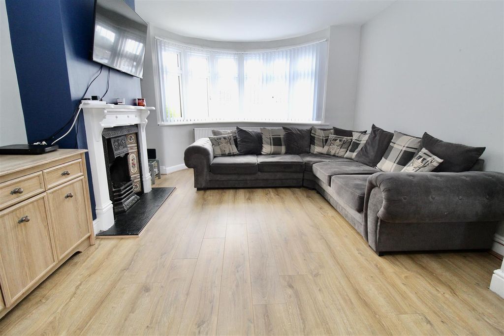 Property photo 3 of 30 Through Lounge