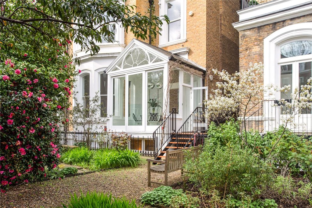 Property photo 1 of 12 Communal Gardens