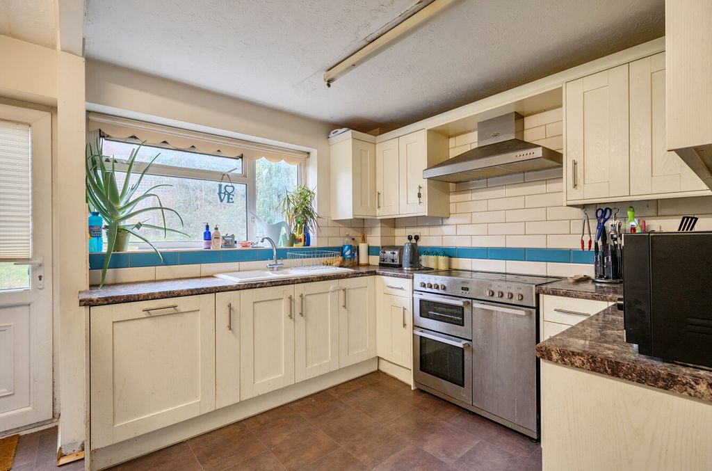 Property photo 2 of 11 1415360-12-69984B...