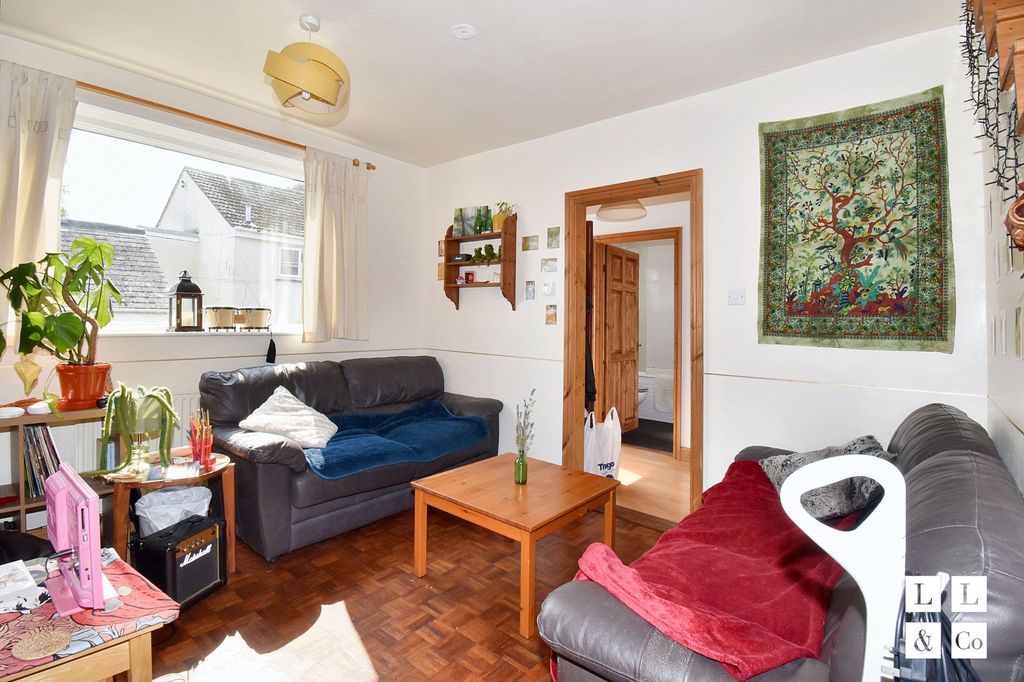 Property photo 2 of 33 Lounge