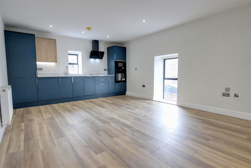 Property photo 2 of 13 Img_6887-Img_6889_Lzn.Jpg