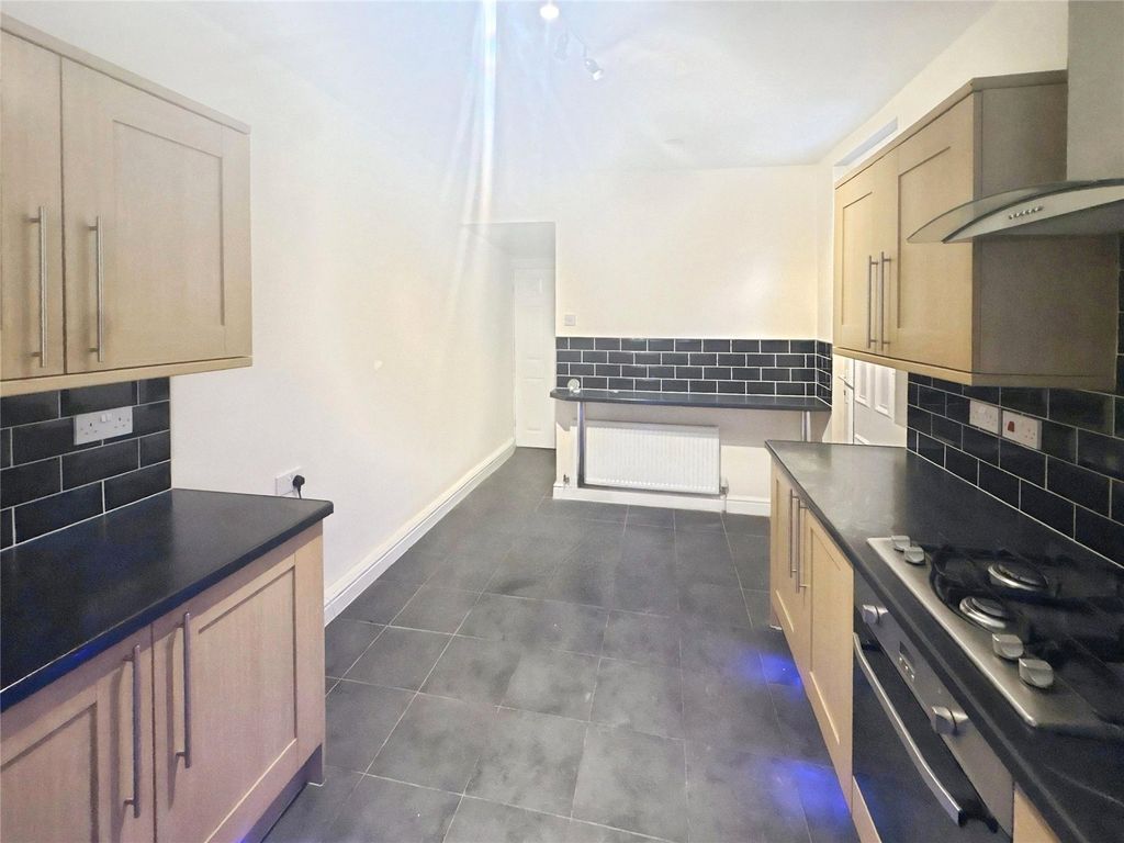 Property photo 3 of 11 Kitchen