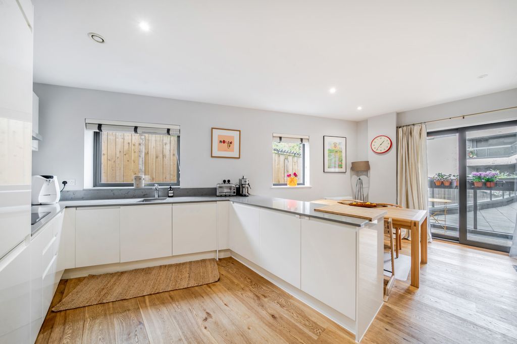 Property photo 2 of 18 1368788-7-68F2484...