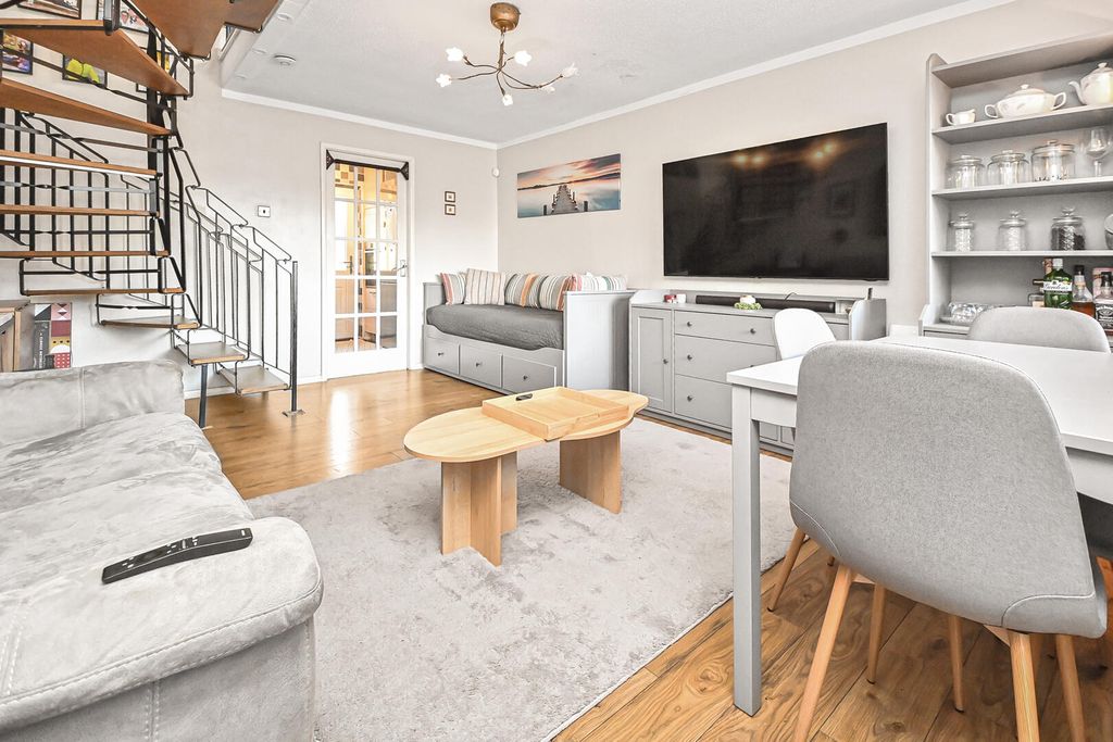 Property photo 3 of 27 Living Room