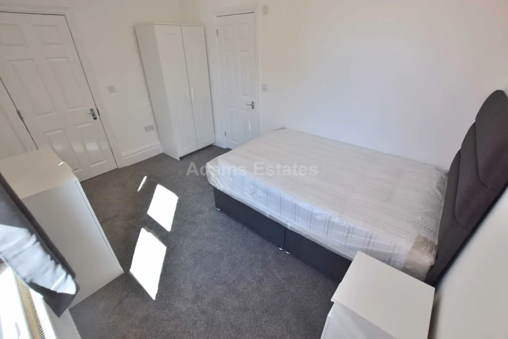 Room 4, Wokingham Road, Reading RG6 - View 3