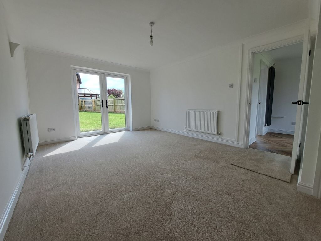 Property photo 3 of 21 Living Room