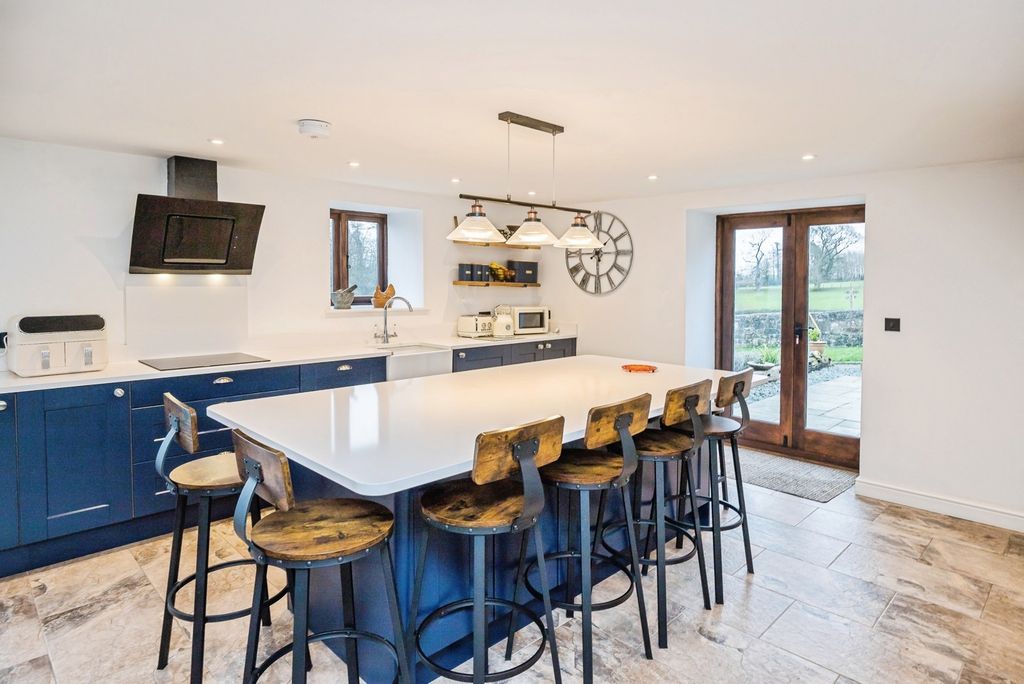 Property photo 3 of 25 Breakfast Kitchen