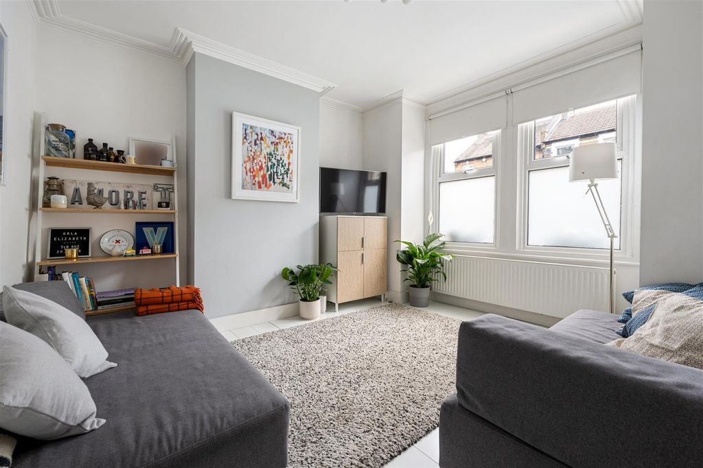 Property photo 3 of 32 Haldan Road, E4