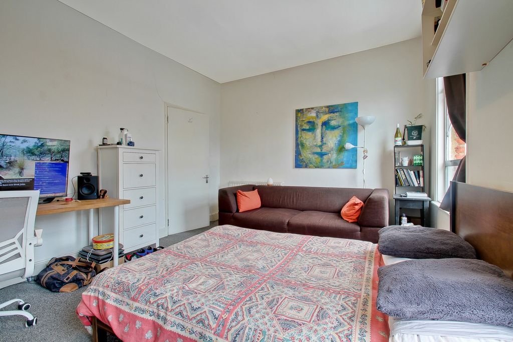 Property photo 1 of 7 2 Bedroom Flat In London Nw2