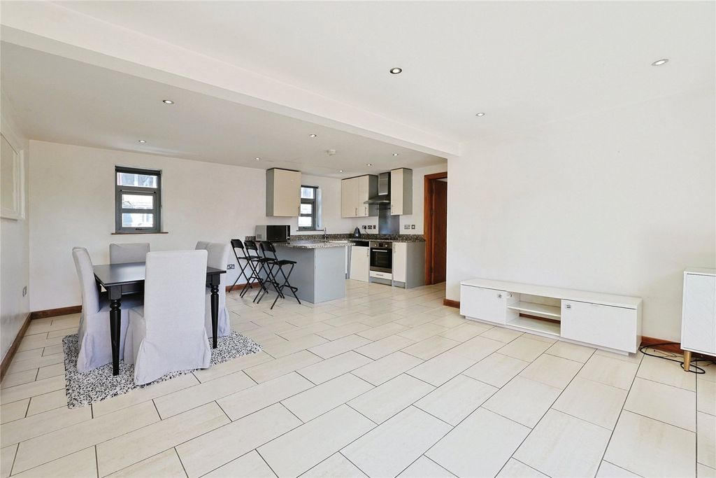 Property photo 2 of 18 Reception/Kitchen