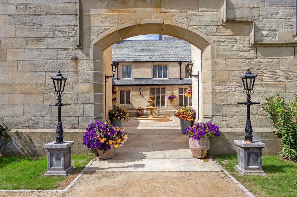 Property photo 1 of 15 The Courtyard