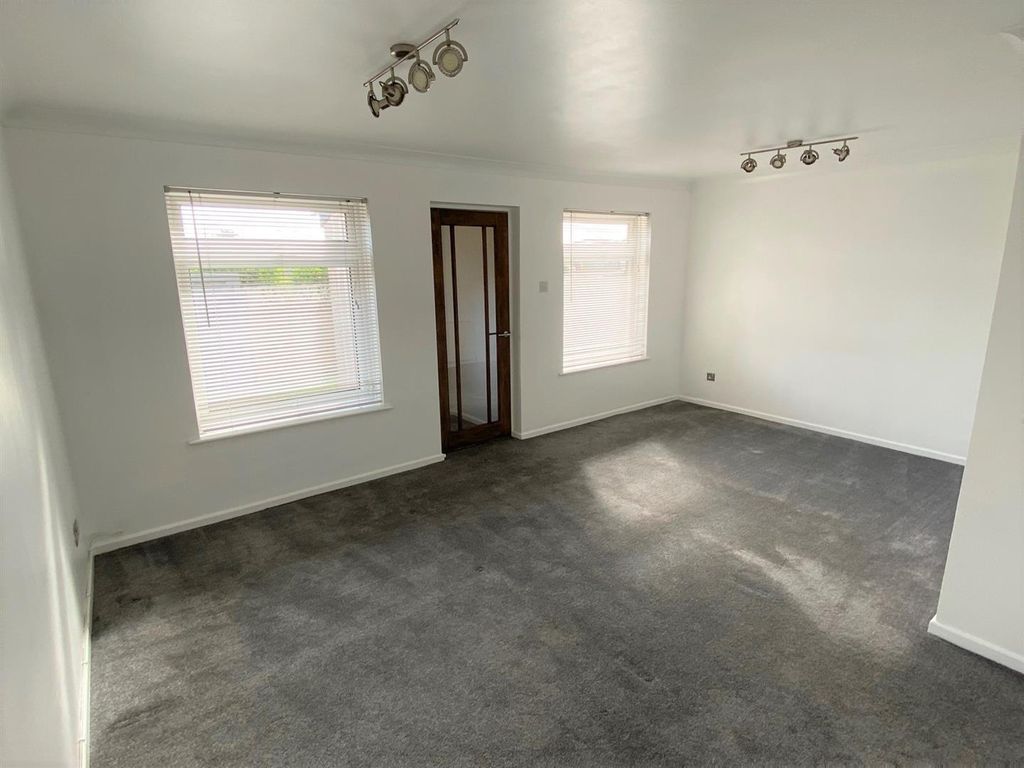 Property photo 2 of 10 40 Reeds Way Lounge