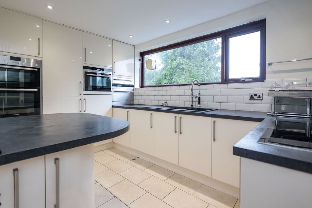 Property photo 2 of 12 20250926-R6M_6804