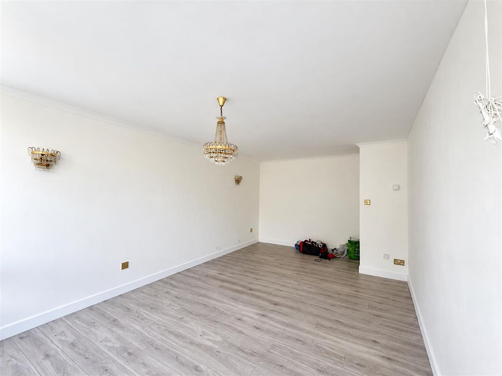 Property photo 2 of 11 662065d5-Fd0F-46c1-Aad5-3B629E4Cf77F.Png