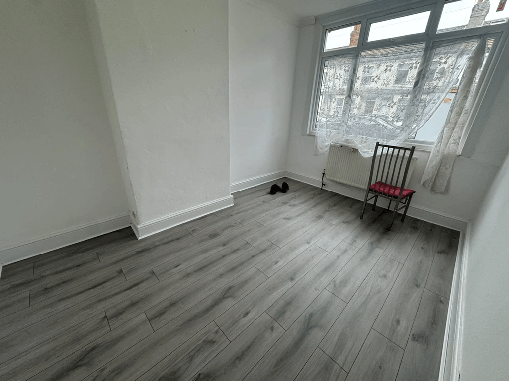 Property photo 1 of 7 3 Bed Flat To Rent