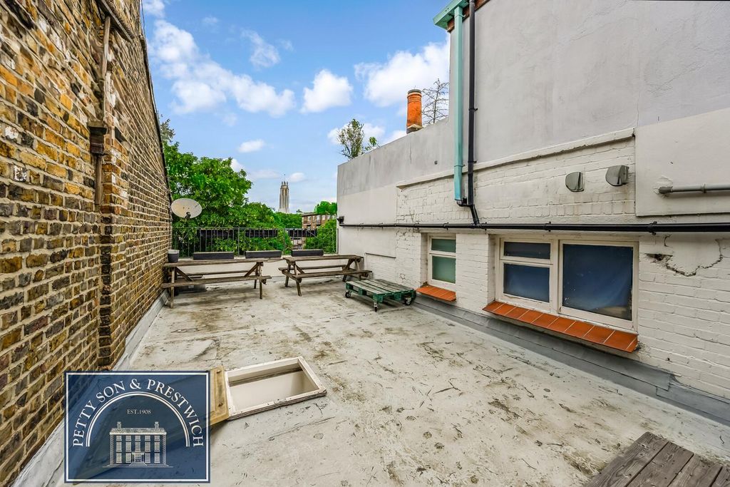Property photo 3 of 24 Terrace / Patio