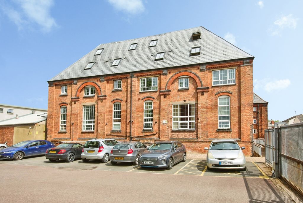 Property photo 1 of 20 Whole Building