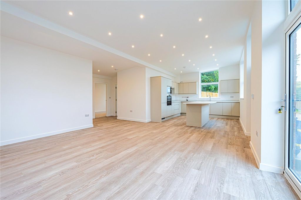 Property photo 3 of 23 Picture No. 12