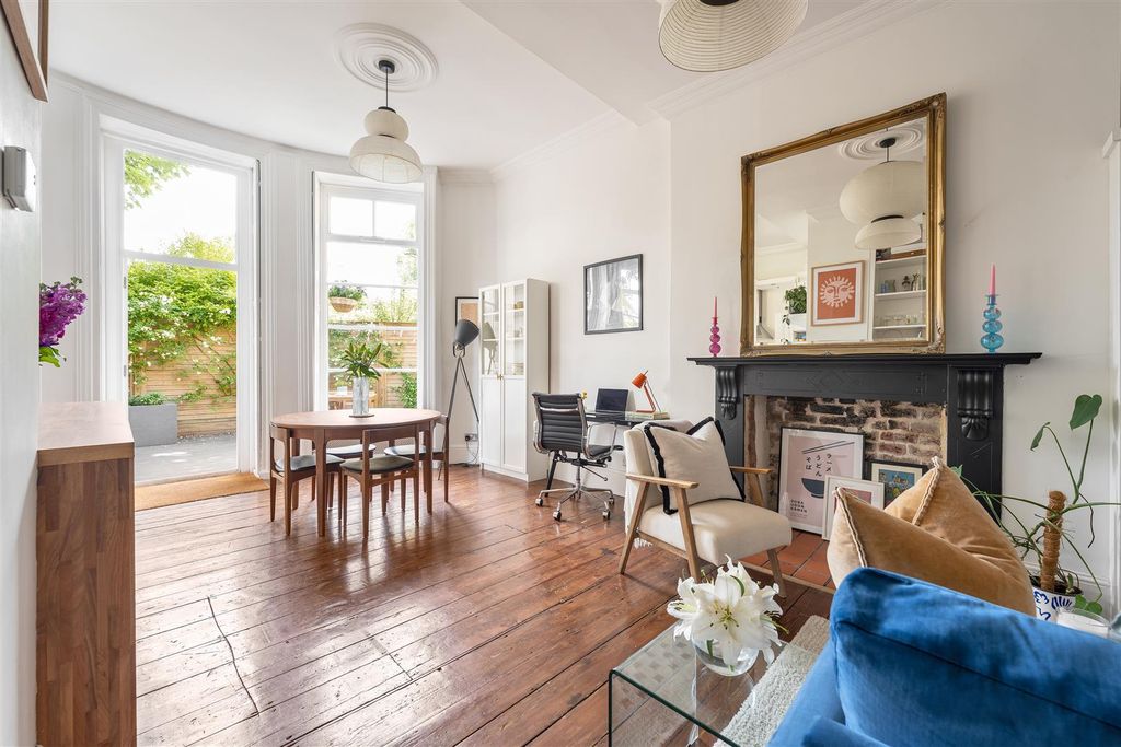 Property photo 2 of 30 Bruce Grove, N17