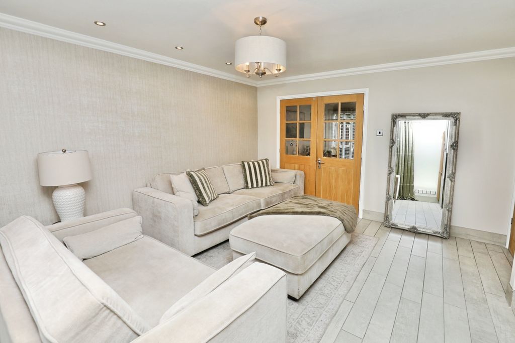 Property photo 3 of 15 Lounge