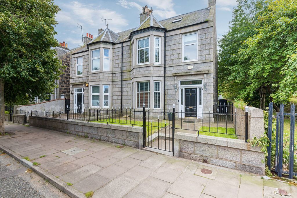 Property photo 1 of 30