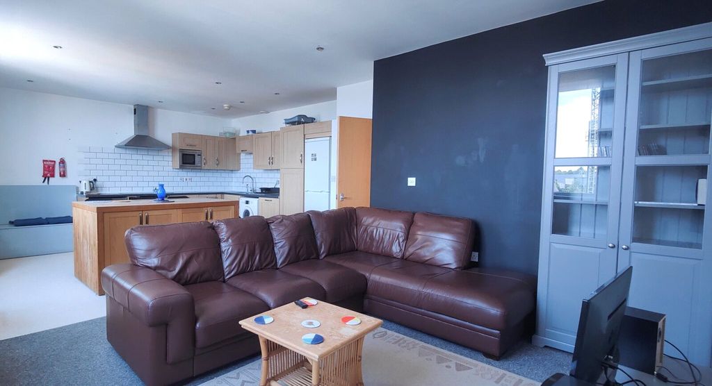 Property photo 3 of 18 Lounge