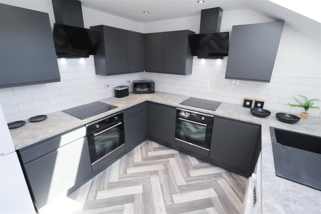 Property photo 3 of 7 17 Regent Street-30.Jpg