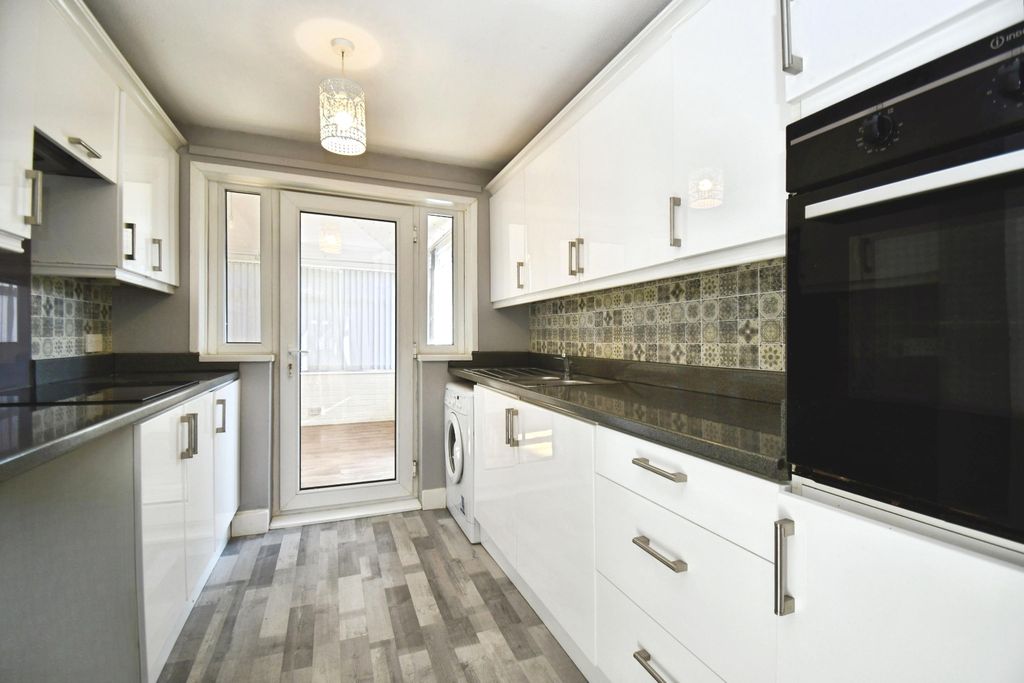 Property photo 3 of 17 Kitchen