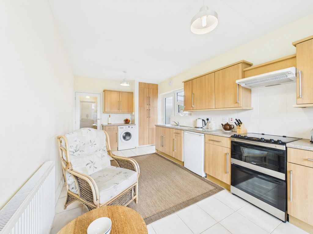 Property photo 2 of 11 Kitchen