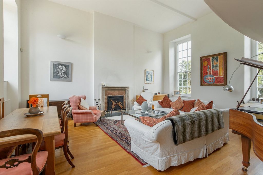 Property photo 3 of 19 Sitting Room