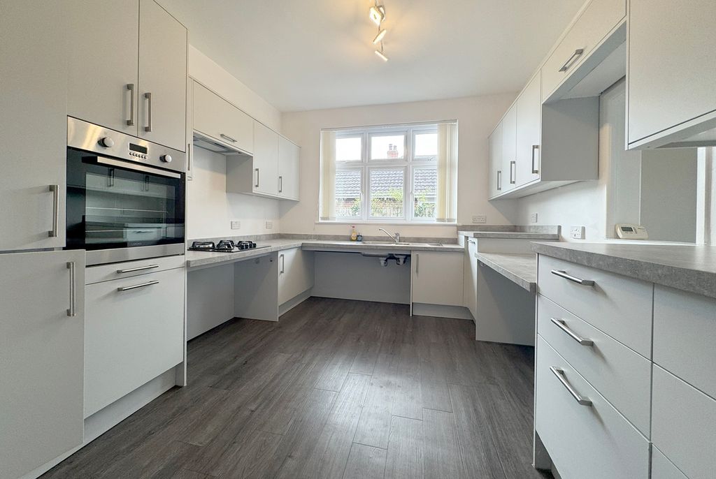 Property photo 2 of 14 9Lr New Kitchen