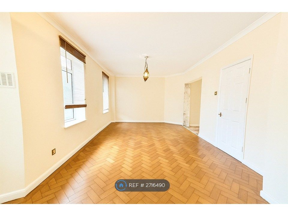 Property photo 2 of 8 Lounge