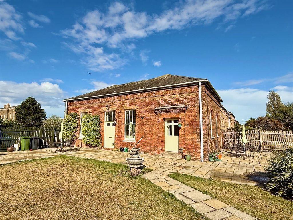 Property photo 1 of 21 Outside