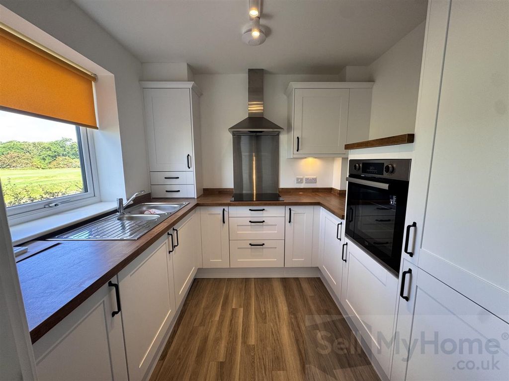 Property photo 3 of 11 Kitchen