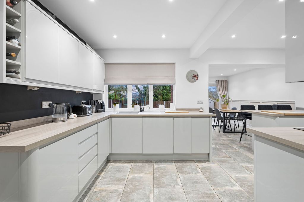 Property photo 2 of 25