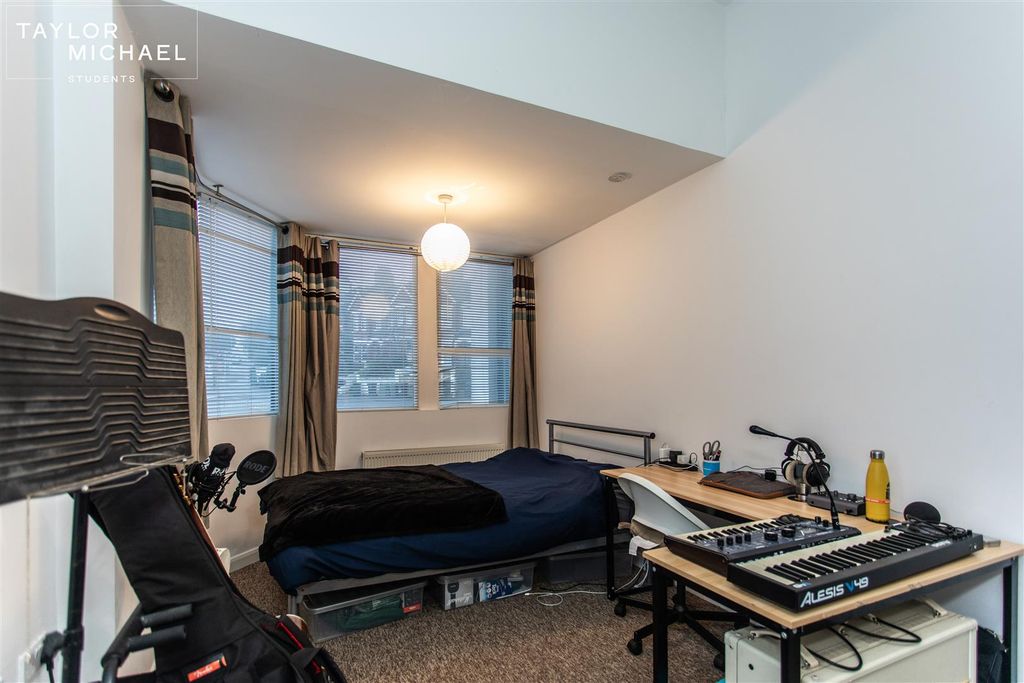 Property photo 2 of 13 Bedroom