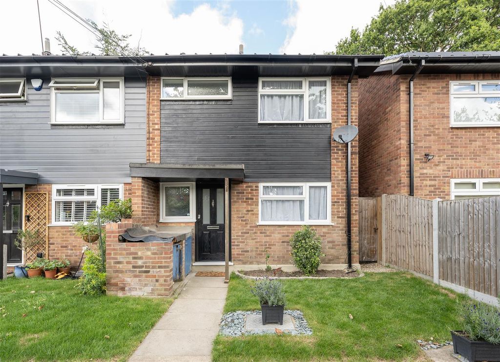 Property photo 1 of 25 Diana Close, E18