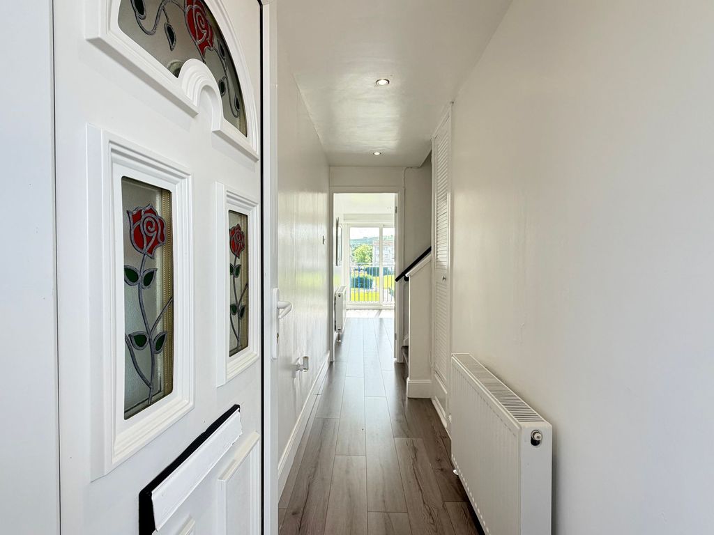 Property photo 3 of 21 Entrance Hallway