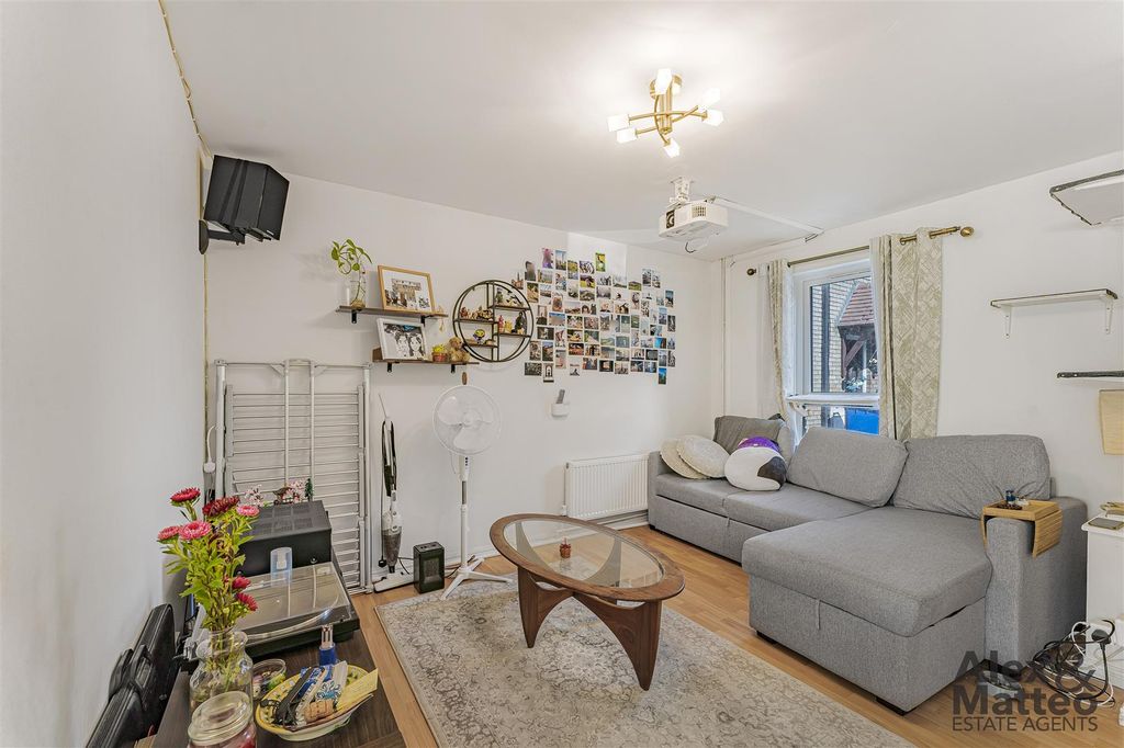 Property photo 2 of 17 Strathnairn Street