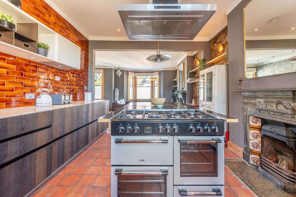 Property photo 3 of 23