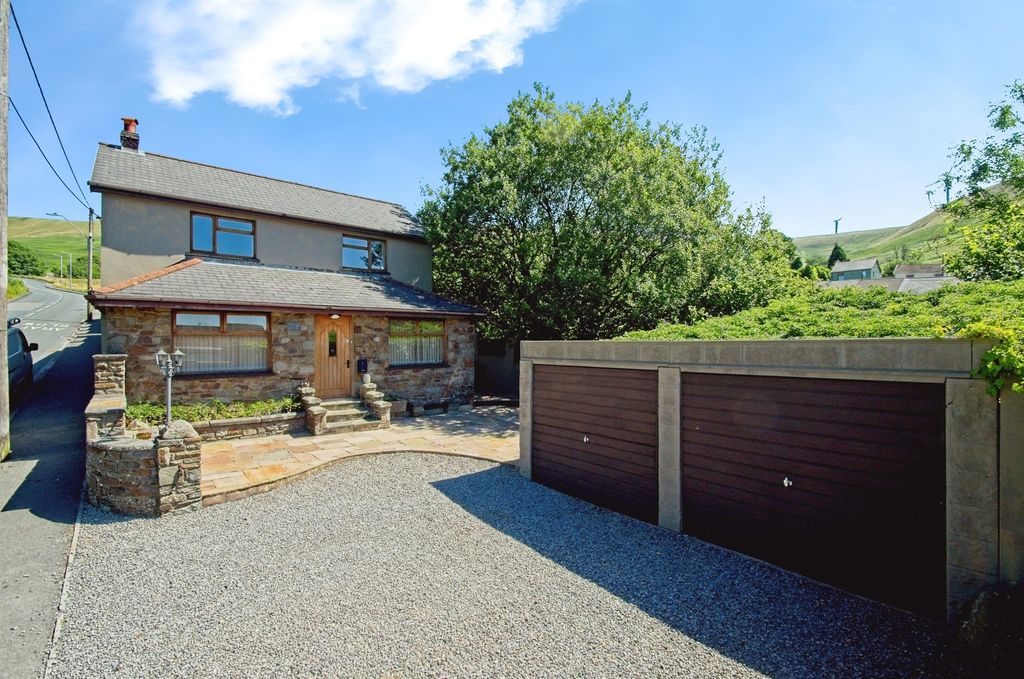 Property photo 2 of 28