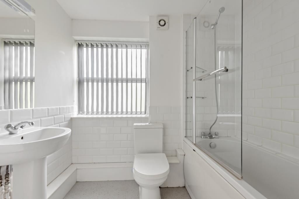 Property photo 3 of 9 Bathroom