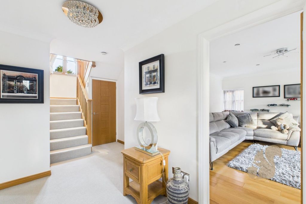 Property photo 2 of 26 Cam01814G0-Pr0040-Still020.Jpg