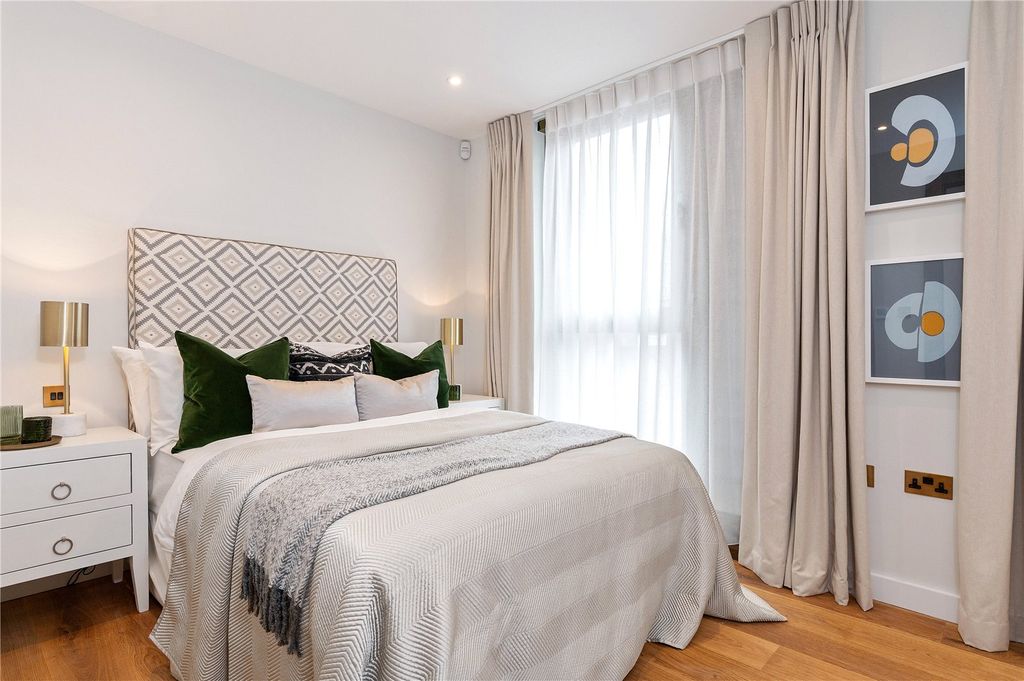 Property photo 3 of 16 Bedroom