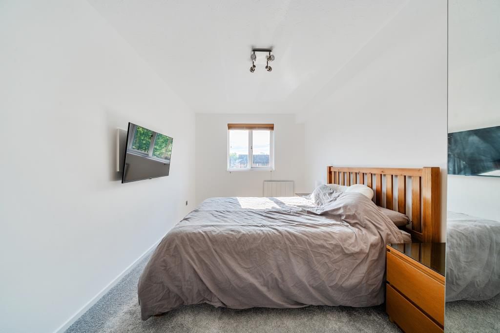 Property photo 3 of 17 Main Bedroom