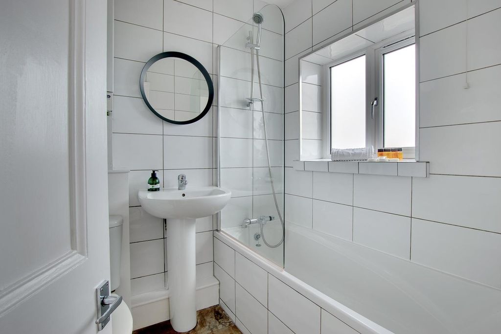Property photo 2 of 14 33 Grantham - Bathroom.Jpg