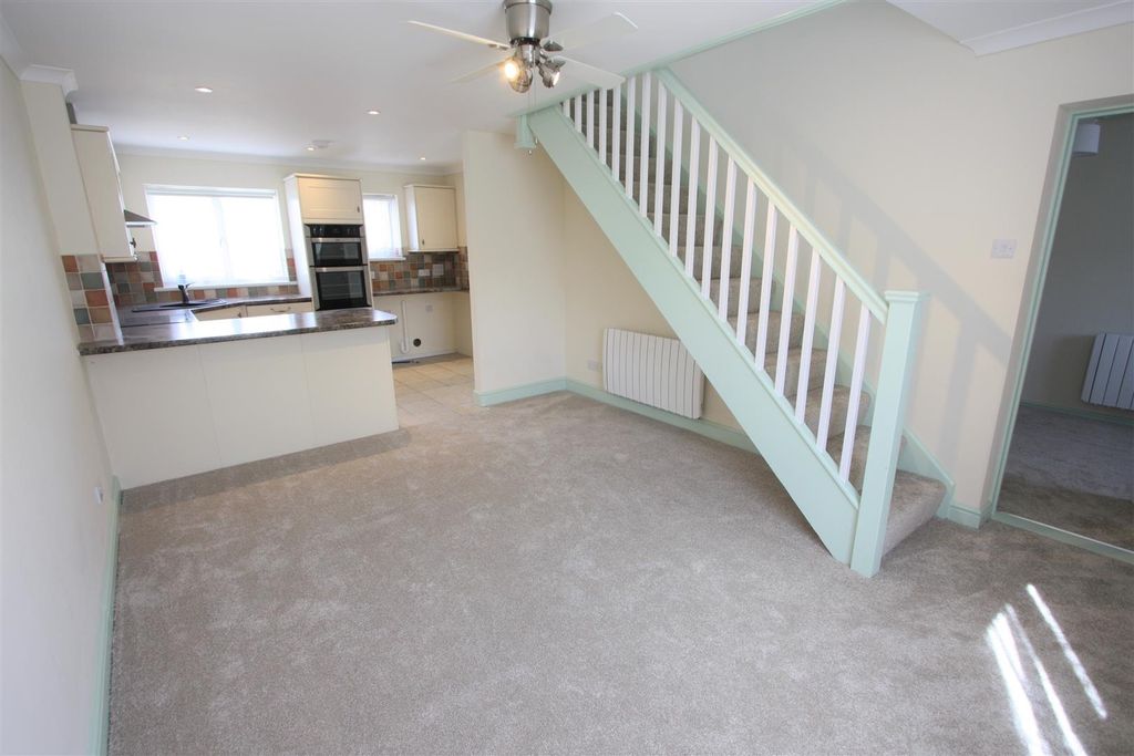 Property photo 3 of 11 108 Kingsley Court Lounge