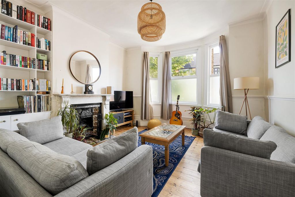 Property photo 2 of 24 Canterbury Rioad, E10