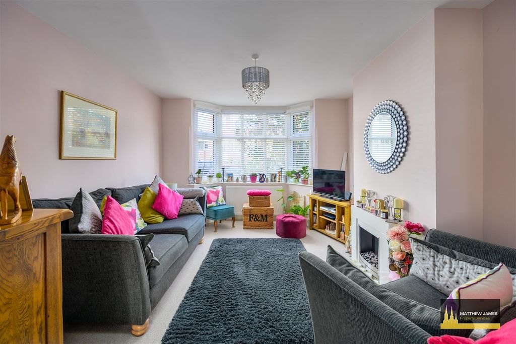 Property photo 1 of 22 Lounge